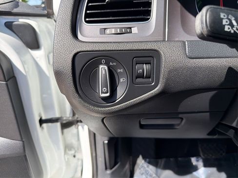 Used 2015 Volkswagen e-Golf SEL Premium image 18