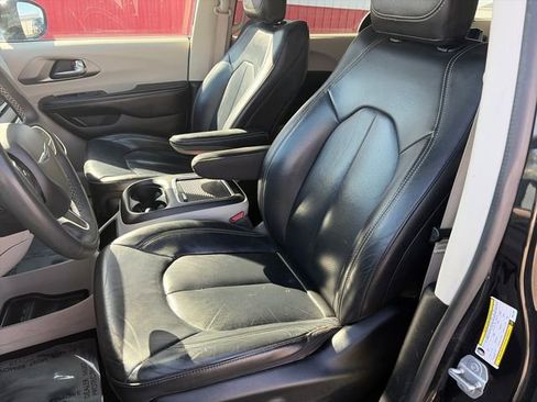 Used 2022 Chrysler Pacifica Touring-L FWD image 37