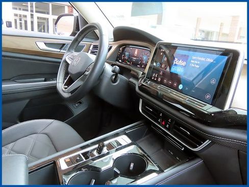 Used 2024 Volkswagen Atlas SE w/ Panoramic Sunroof Package AWD/4WD image 8