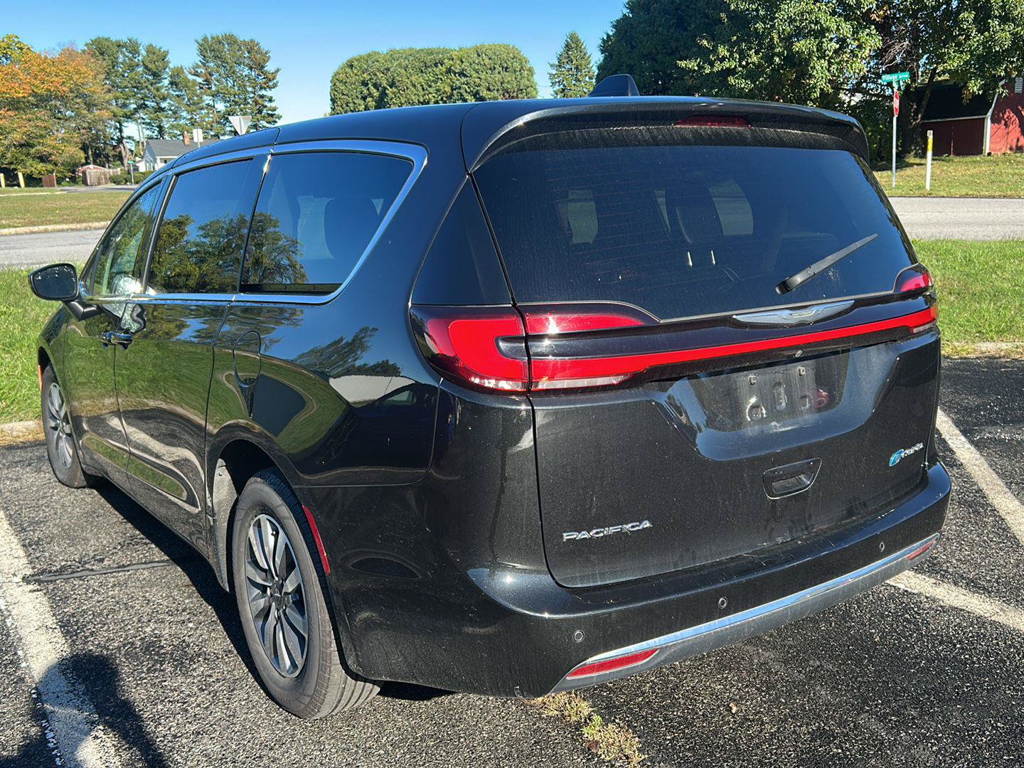 Used 2023 Chrysler Pacifica Touring-L FWD image 4