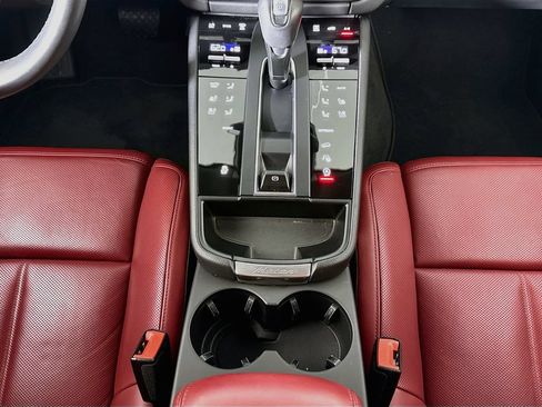 Certified 2025 Porsche Macan AWD/4WD image 16