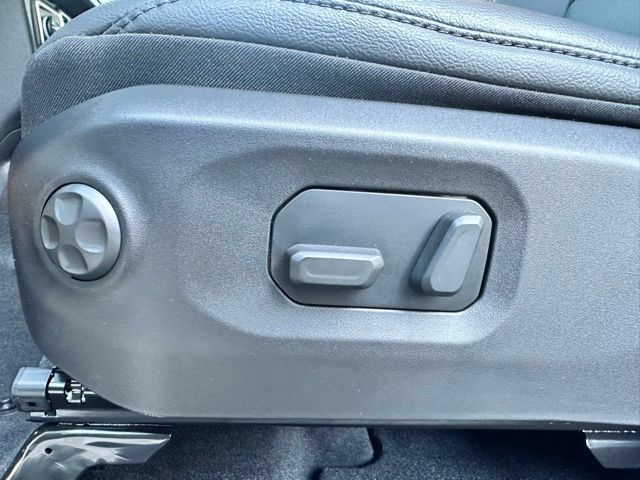 New 2025 Jeep Wrangler Unlimited Sahara AWD/4WD image 10