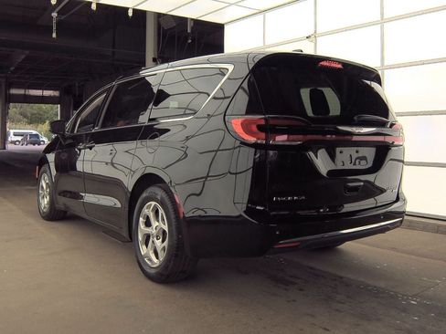 Used 2024 Chrysler Pacifica Limited AWD/4WD image 6