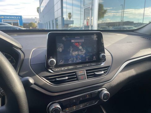 Used 2022 Nissan Altima 2.5 SV FWD image 2