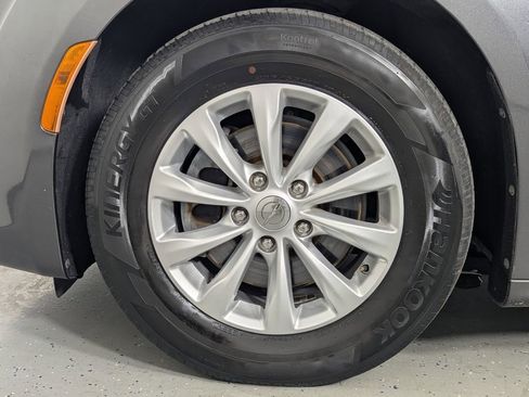 Used 2018 Chrysler Pacifica Touring-L FWD image 11