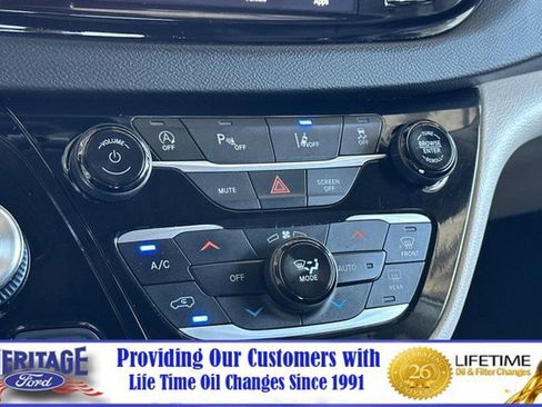 Used 2023 Chrysler Pacifica Touring-L image 21