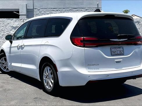 Used 2023 Chrysler Pacifica Touring-L FWD image 10