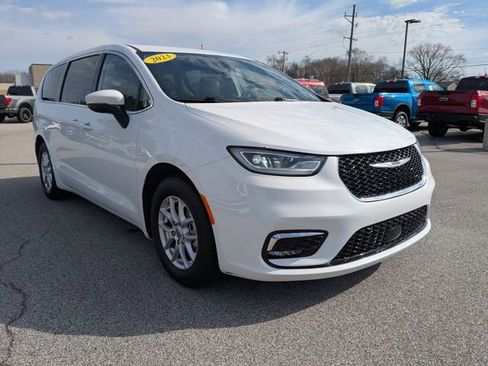 Used 2023 Chrysler Pacifica Touring-L image 8