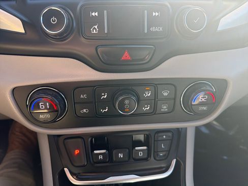 Used 2020 GMC Terrain SLT w/ Preferred Package image 18