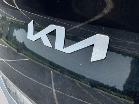 Used 2025 Kia Sportage EX FWD image 11