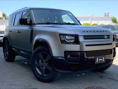Used 2025 Land Rover Defender 110 X-Dynamic SE AWD/4WD image 7