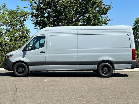 New 2024 Mercedes-Benz eSprinter 170 Cargo image 6