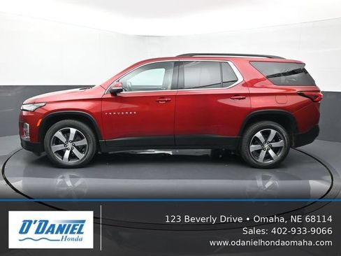 Used 2022 Chevrolet Traverse LT w/ LT Premium Package AWD/4WD image 2