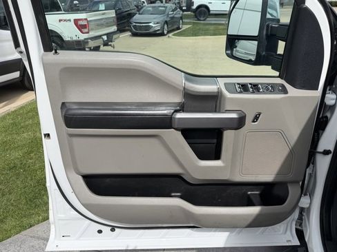 Used 2022 Ford F350 XLT w/ XLT Premium Package image 8