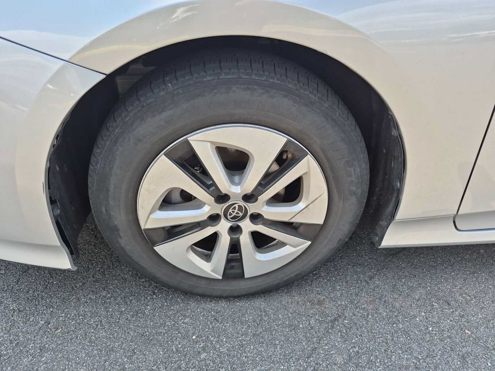 Used 2022 Toyota Prius L Eco FWD image 14