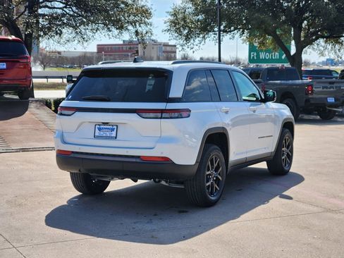 New 2026 Jeep Grand Cherokee Altitude image 4