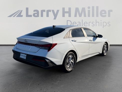 Certified 2025 Hyundai Elantra SE w/ Cargo Package image 5
