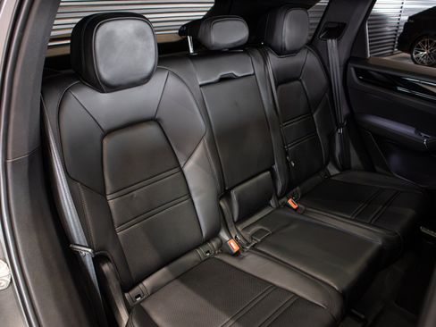 Certified 2023 Porsche Cayenne AWD/4WD image 6