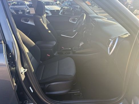 Used 2022 Kia Soul LX image 17