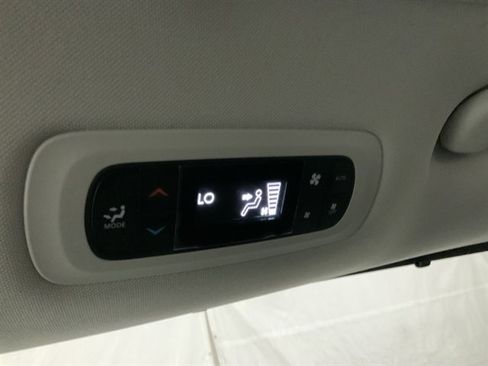 Used 2024 Chrysler Pacifica Touring-L image 23