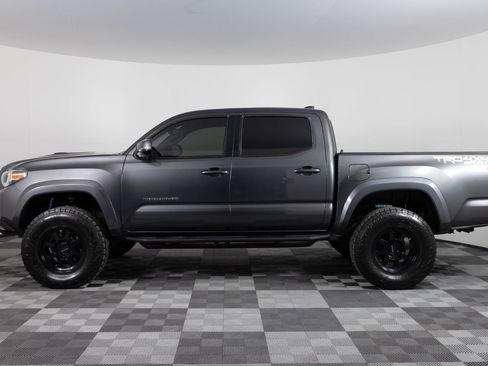 Used 2017 Toyota Tacoma TRD Sport w/ Tow Package (A/T) image 3