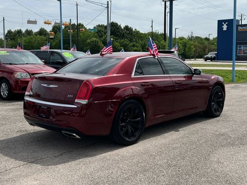 Used 2018 Chrysler 300 Touring w/ Chrome Appearance Package RWD image 6
