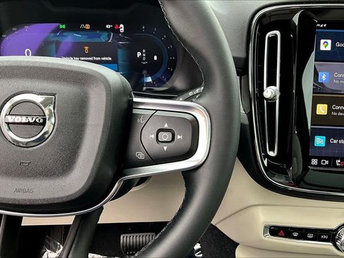 Certified 2023 Volvo XC40 B5 Ultimate w/ Protection Package Premier image 23