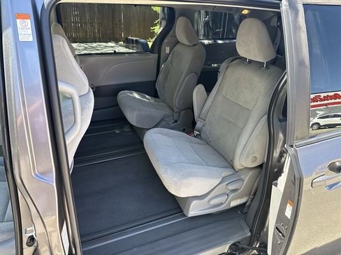Used 2020 Toyota Sienna LE FWD image 18