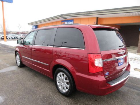Used 2016 Chrysler Town & Country Touring image 3