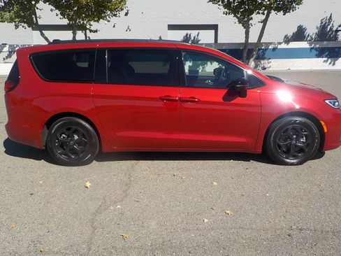 Used 2025 Chrysler Pacifica Premium image 3
