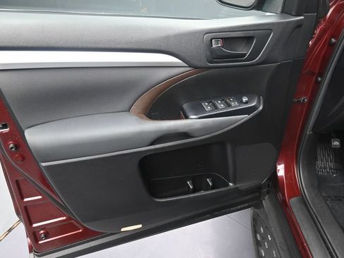 Used 2019 Toyota Highlander LE FWD image 12