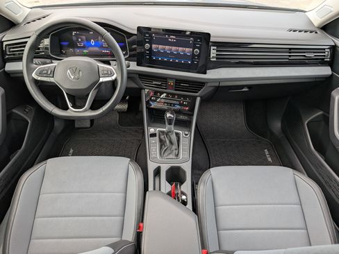 Used 2025 Volkswagen Jetta SE w/ Sunroof Package image 23