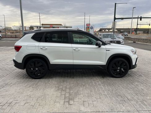 Certified 2024 Volkswagen Taos SE image 8