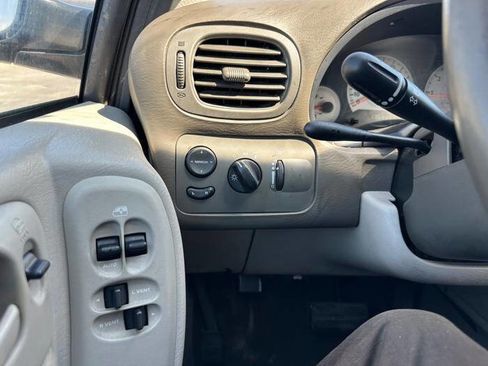 Used 2005 Chrysler Town & Country Touring w/ Leather Interior Group FWD image 36