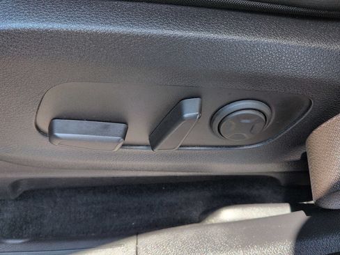 Used 2025 Kia Carnival FWD image 14