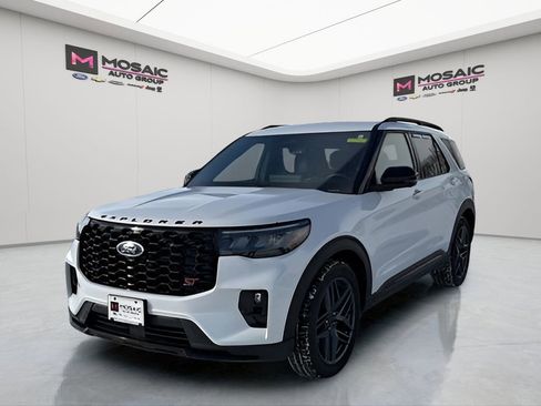 Used 2025 Ford Explorer ST image 3