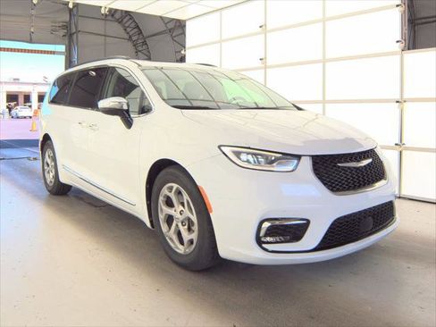 Used 2023 Chrysler Pacifica Limited FWD image 3