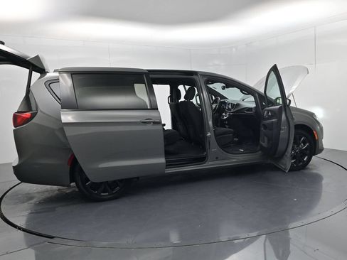 Used 2020 Chrysler Pacifica Touring w/ Advanced Safetytec Group FWD image 51