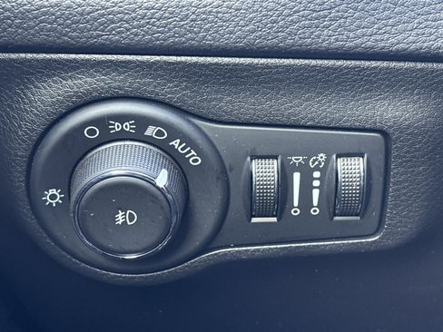 Certified 2021 Jeep Compass Latitude image 31