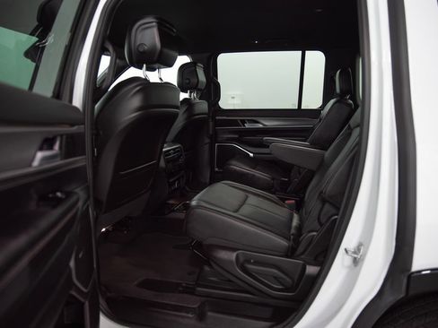 Used 2025 Jeep Wagoneer Series II AWD/4WD image 8
