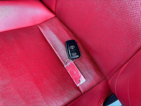 Used 2018 Toyota Camry XSE FWD image 13