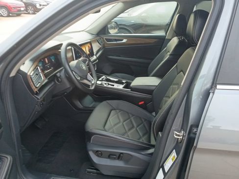Used 2025 Volkswagen Atlas SE FWD image 4