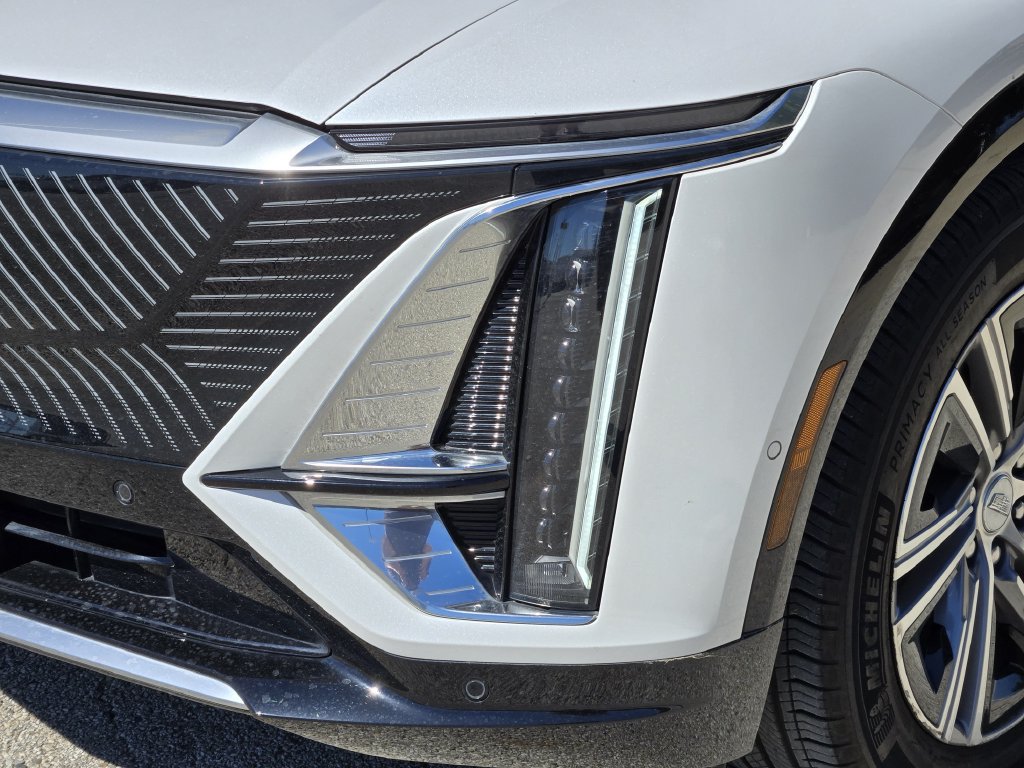 Used 2024 Cadillac Lyriq Luxury w/ LPO, Floor Liner Package RWD image 9