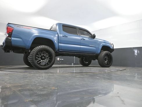 Used 2019 Toyota Tacoma TRD Sport AWD/4WD image 38