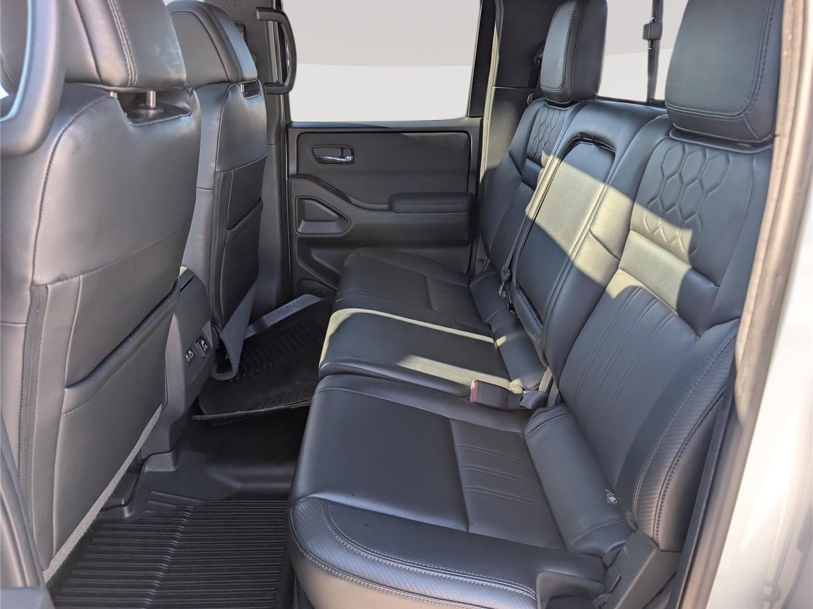 Used 2022 Nissan Frontier PRO-4X w/ Pro-4X Premium Package AWD/4WD image 14