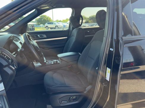 Used 2018 Ford Explorer XLT image 14