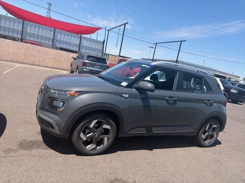 Used 2025 Hyundai Venue SEL FWD image 4