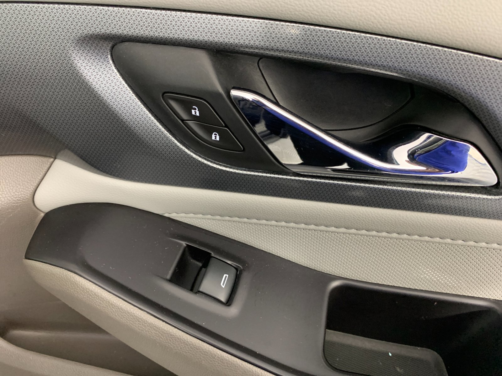 Used 2020 Chevrolet Traverse Premier w/ LPO, Floor Liner Package FWD image 40