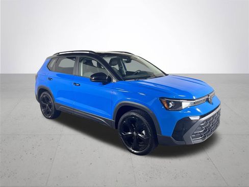 Certified 2025 Volkswagen Taos SE image 4