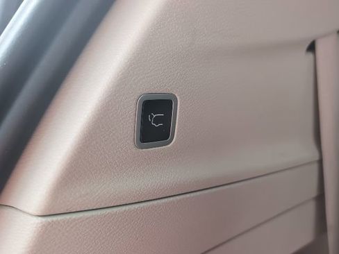 Used 2024 Chrysler Pacifica Touring-L image 26